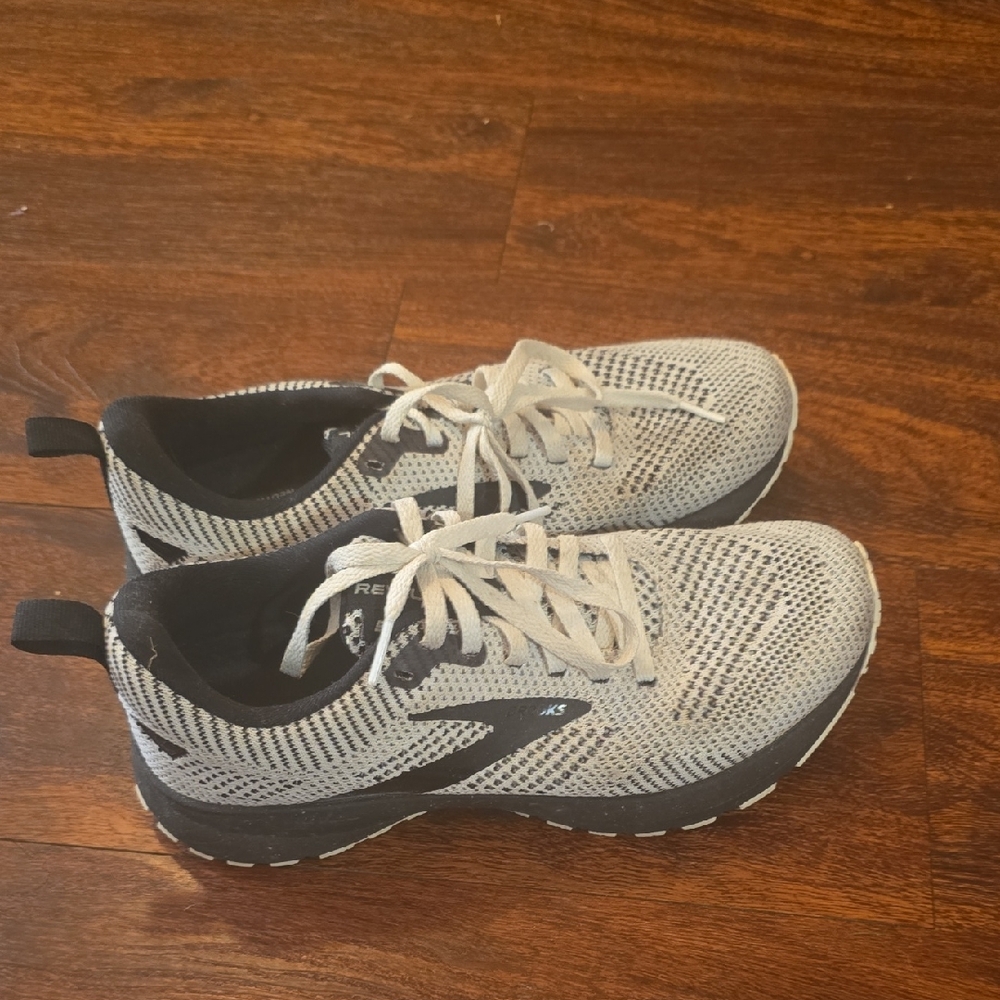 Brooks Gray and Black Athletic Shoes with Breathable Mesh and Trail-Style Sole